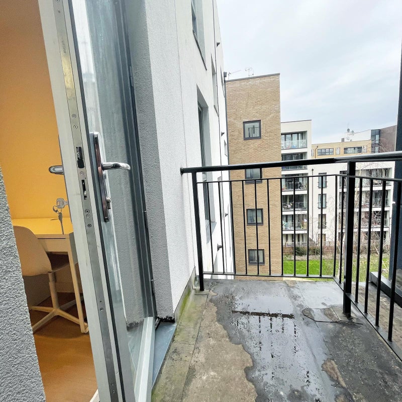 Stylish Bedroom in Canary Wharf with Private Bathroom and Balcony