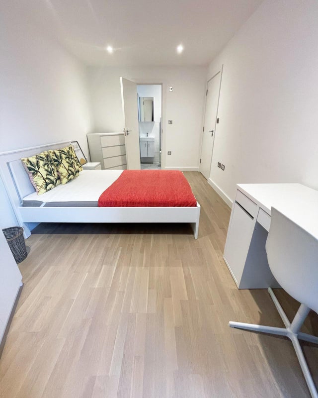 Stylish Bedroom in Canary Wharf with Private Bathroom and Balcony