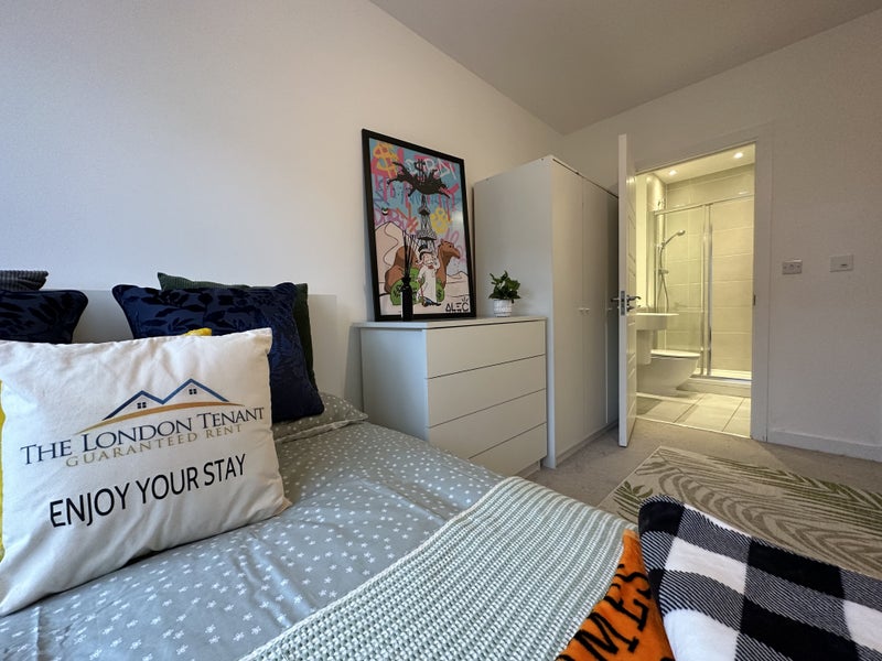 Master Bedroom with Private Bathroom in the Docklands Area