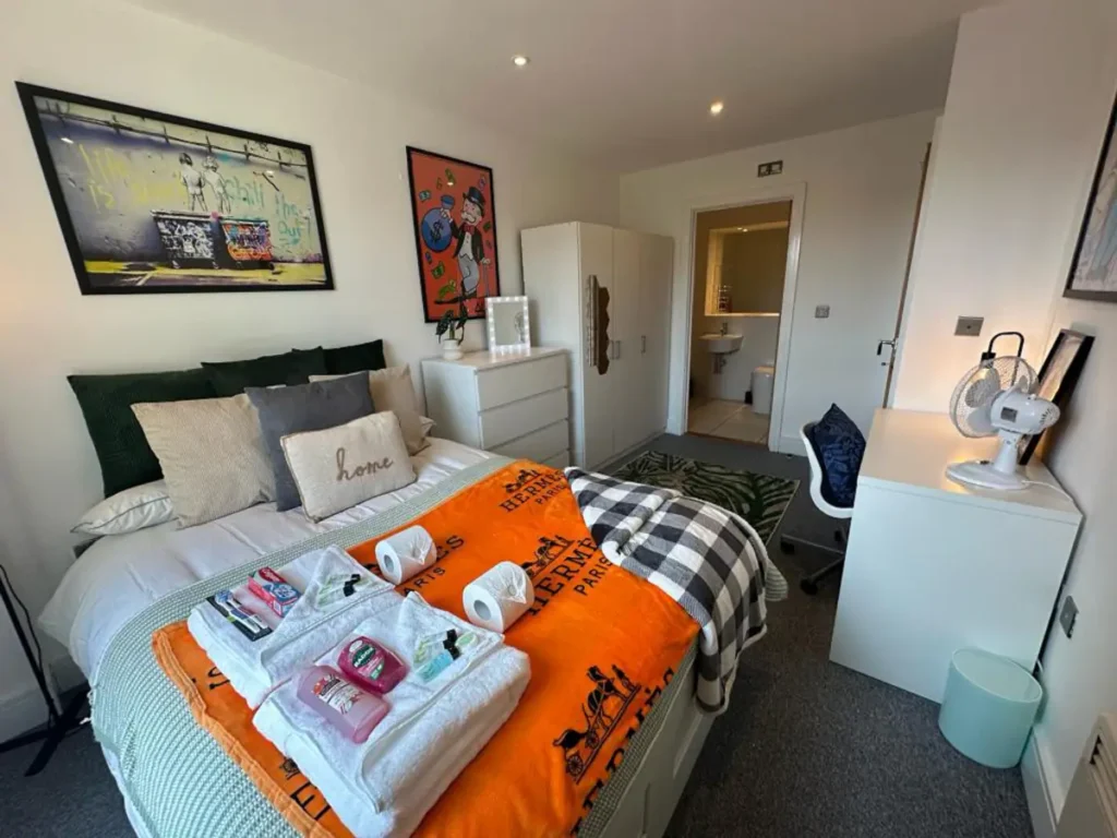 Shoreditch High Street- Private Bedroom with Bathroom