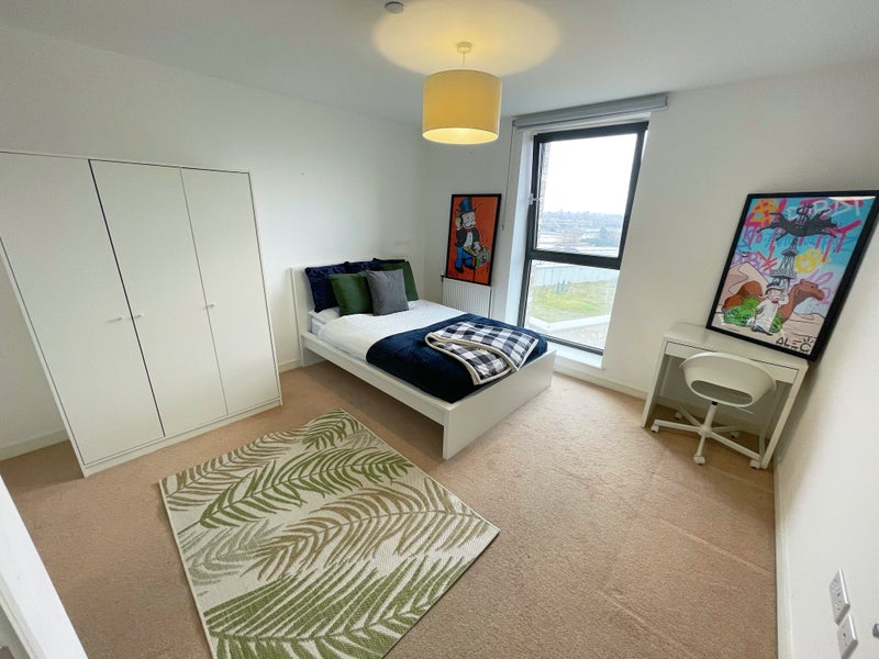 Master Bedroom with Bathroom | Gym | Conceirge in the Docklands Area
