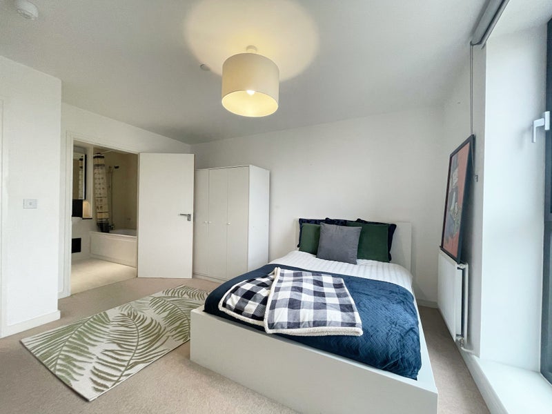 Master Bedroom with Bathroom | Gym | Conceirge in the Docklands Area