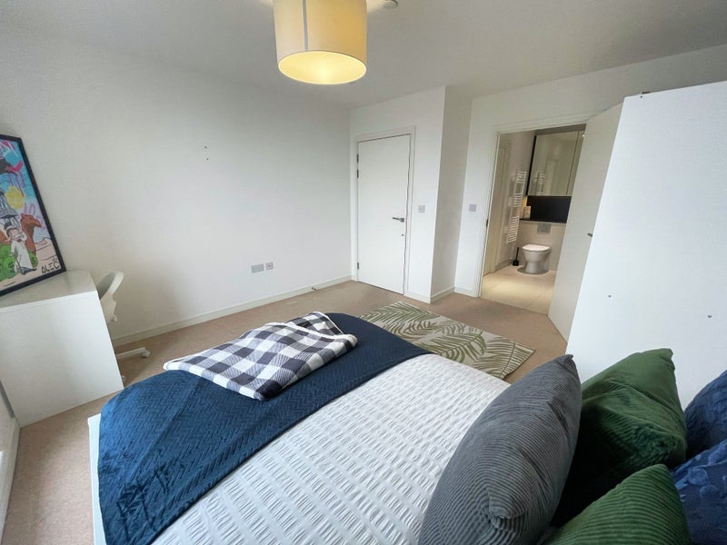 Master Bedroom with Bathroom | Gym | Conceirge in the Docklands Area