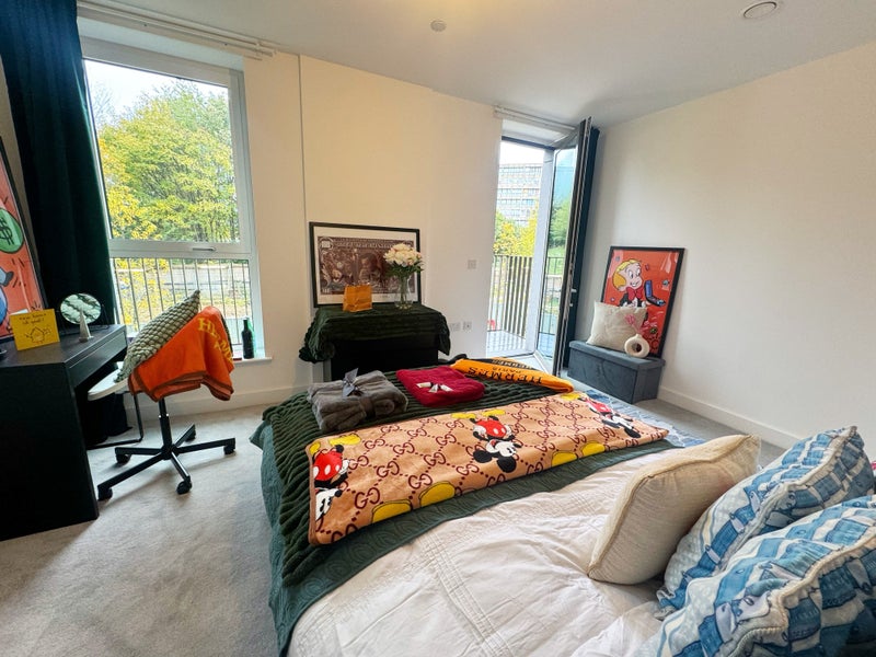 Exquisite Bedroom in Canary Wharf with Private Balcony
