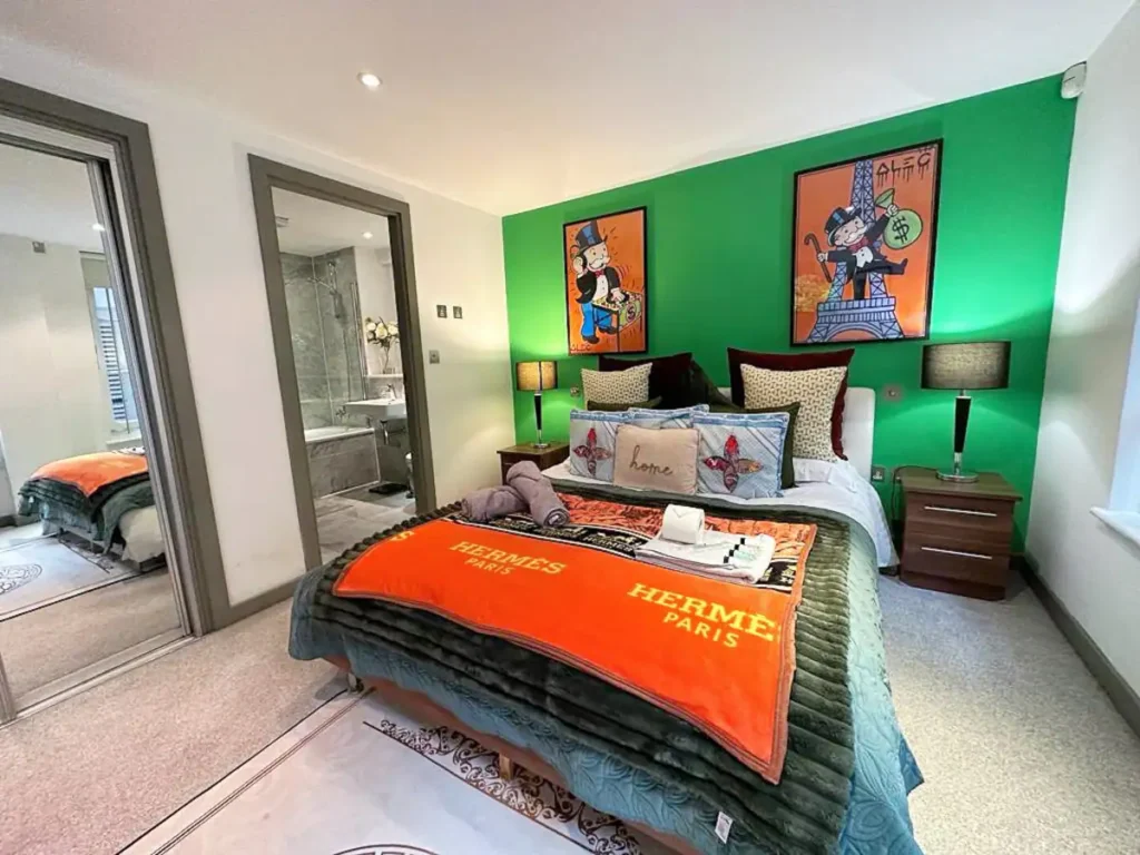 Luxury Studio Style Bedroom with Bathroom in Mayfair