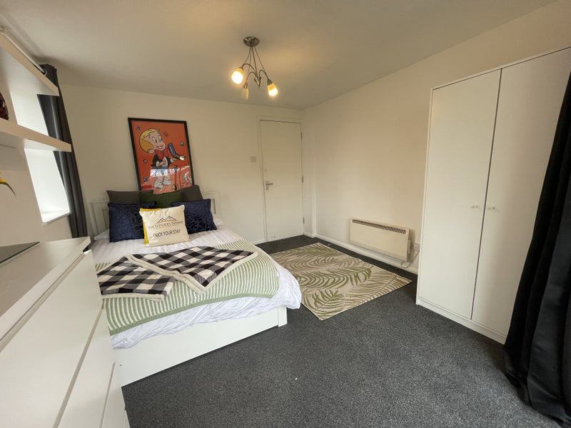 Canary Wharf | Newly Renovated Bedroom with Stunning Balcony View