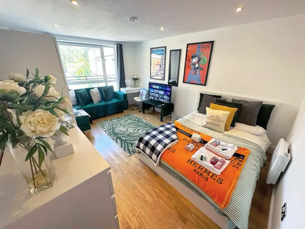 Beautiful Spacious Studio Style Bedroom in Shoreditch